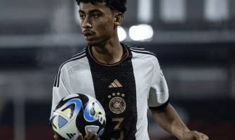 De Duitse rijzende ster Nathaniel Brown zorgt voor opwinding bij topclubs De Duitse rijzende ster Nathaniel Brown zorgt voor opwinding bij topclubs