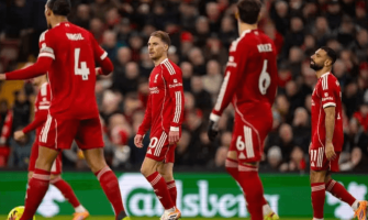 Liverpool lijdt vernederende thuisnederlaag en bereikt dieptepunt