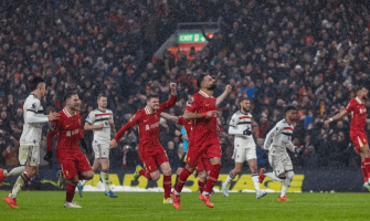 Manchester United weigert vijf wedstrijden op rij te verliezen en speelt 2-2 gelijk tegen Liverpool Manchester United weigert vijf wedstrijden op rij te verliezen en speelt 2-2 gelijk tegen Liverpool