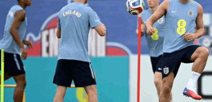 De diefstal van de trainingsmaterialen van Engeland zorgt voor verhitte discussies