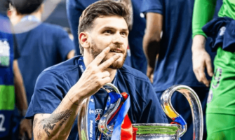 Khvicha Kvaratskhelia uitgeroepen tot Champions League-speler van het jaar